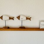 Dekoration auf einer Bilderleiste oberhalb des Schlafsofas im Wohnzimmer.