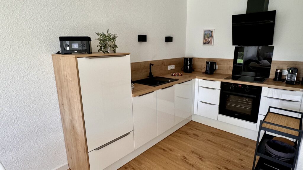 Die voll ausgestattete Einbauküche mit Backofen, Spülmaschine, Cerankochfeld, Kaffeemaschine, Nespressomaschine und Milchaufschäumer.