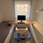 Bild vom Kinderzimmer. Das Zimmer ist optional als Home Office nutzbar inkl. WLAN. Auf der Schreibtischfläche stehen ein Monitor und eine externe Tastatur, die in der Ferienwohnung zur Nutzung bereitstehen.