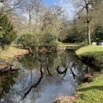 Märchenhafte Gartenanlage mit altem Baumbestand im Schloss Lütetsburg in Hage – idealer Tagesausflug von der Ferienwohnung aus.