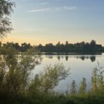 Panoramablick auf den Mahlbusen im Dornumersieler Tief – idyllische Wasserlandschaft in Ostfriesland.