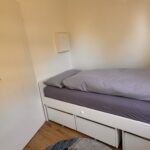 Zweites Schlafzimmer der Ferienwohnung mit komfortablem Einzelbett (90x200 cm) und offenem Fußteil – ideal für größere Gäste oder Jugendliche.