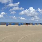 Feiner Sandstrand in Dornumersiel mit Strandkörben zur Miete und kostenlosen Duschen – perfekter Ort für einen entspannten Nordseeurlaub.