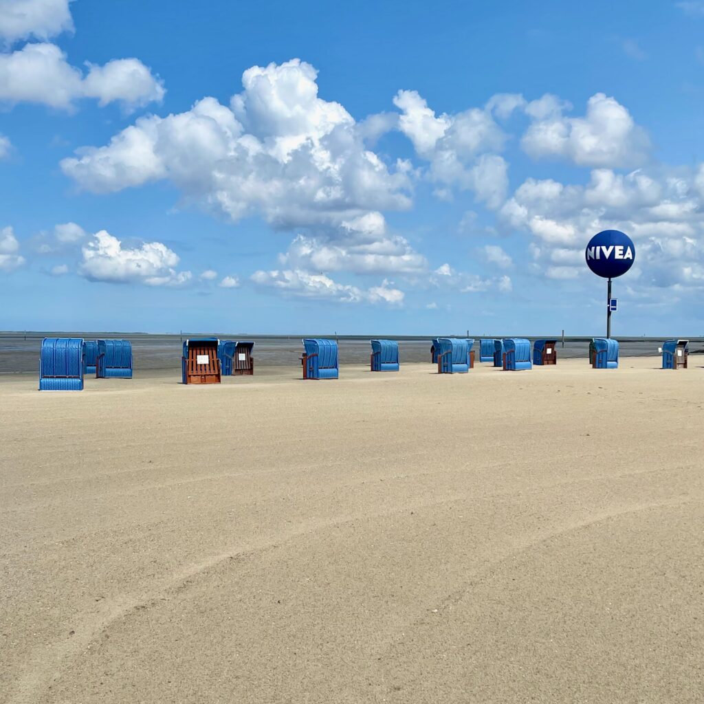 Feiner Sandstrand in Dornumersiel mit Strandkörben zur Miete und kostenlosen Duschen – perfekter Ort für einen entspannten Nordseeurlaub.