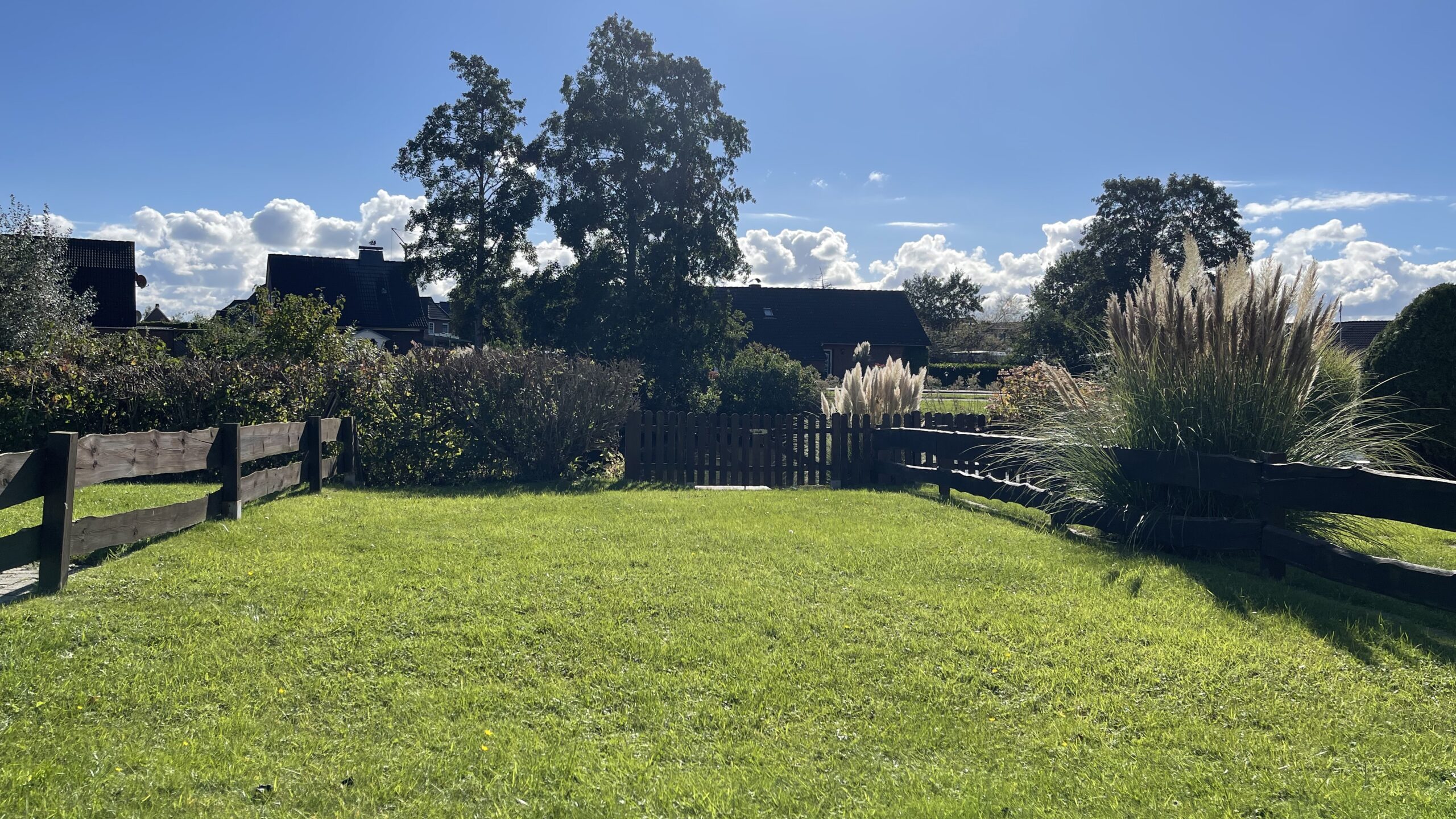 Startseite_Slider_Garten Der Garten der Ferienwohnung, der direkt an das Tief angrenzt.
